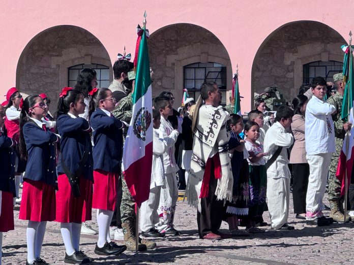 Llama Ejército Mexicana a la unidad en el Día de la Bandera