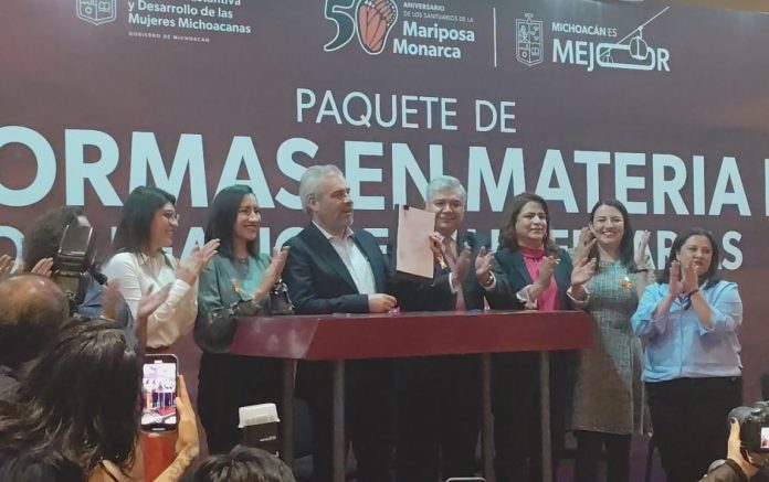 Entrega gobernador paquete de reformas para sancionar y requerir a los deudores alimentarios en Michoacán