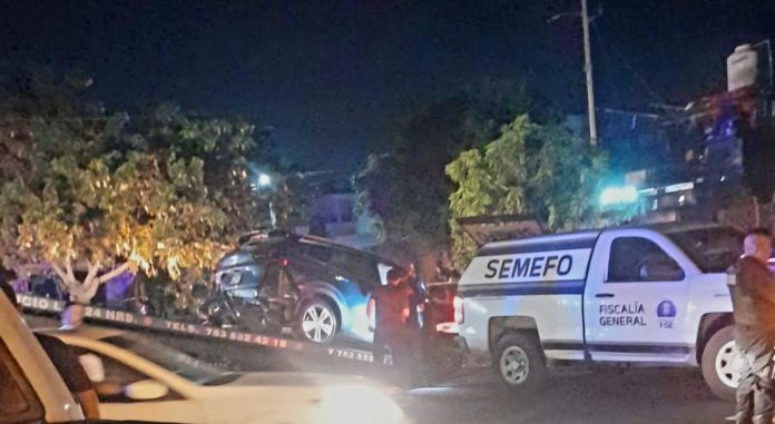 Hombre pierde la vida al caer con su camioneta a canal de aguas, en Lázaro Cárdenas