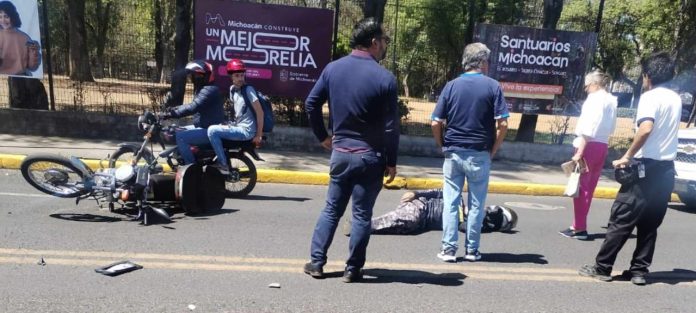 Motociclista sufre accidente en Calzada Ventura Puente, al sur de Morelia