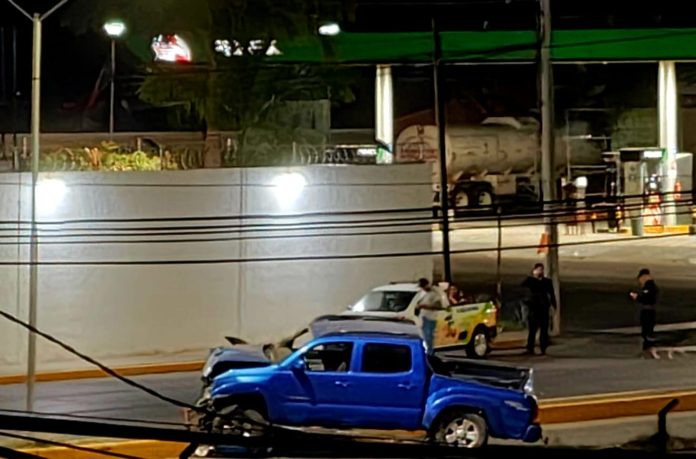 Padre e hijo heridos al volcar su camioneta frente a cuartel militar de Apatzingán