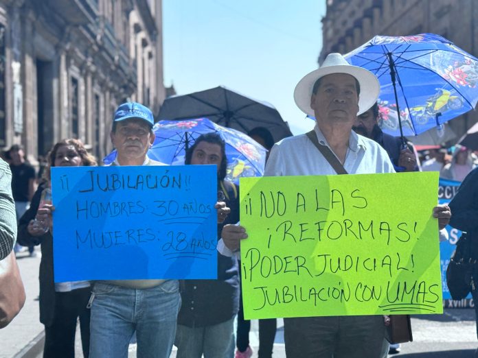 Trabajadores de la educación de Michoacán protestan contra reforma a la Ley del ISSSTE