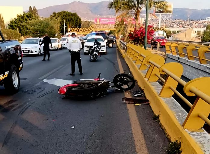 Joven motociclista muere tras ser embestido por vehículo en el libramiento norte de Morelia Joven motociclista muere tras ser embestido por vehículo en el libramiento norte de Morelia