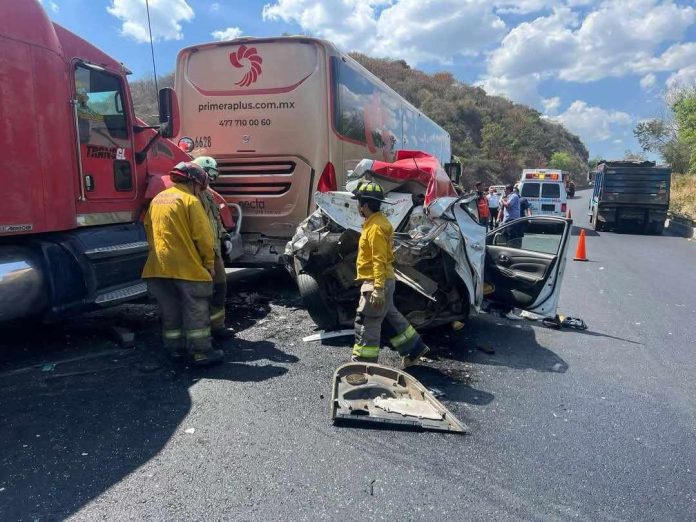 Taxi de Tiripetío es embestido por tráiler en la Morelia-Pátzcuaro; hay 2 heridos