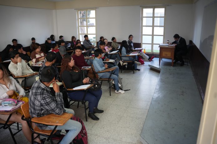 Miles de estudiantes realizan actividades académicas en la UMSNH sin contratiempos