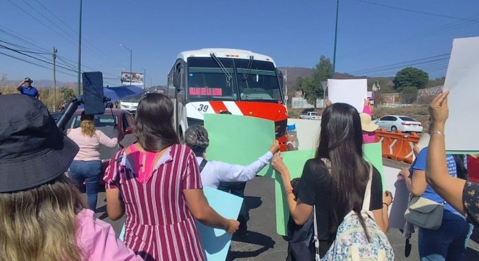 Vecinos retienen urbanos y bloquean la vialidad, para exigir más rutas de transporte para Villas de Pedregal