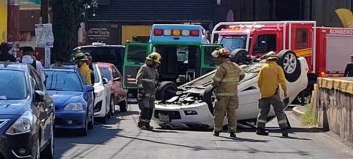 Mujer embarazada resulta herida tras volcadura de auto al sur de Morelia