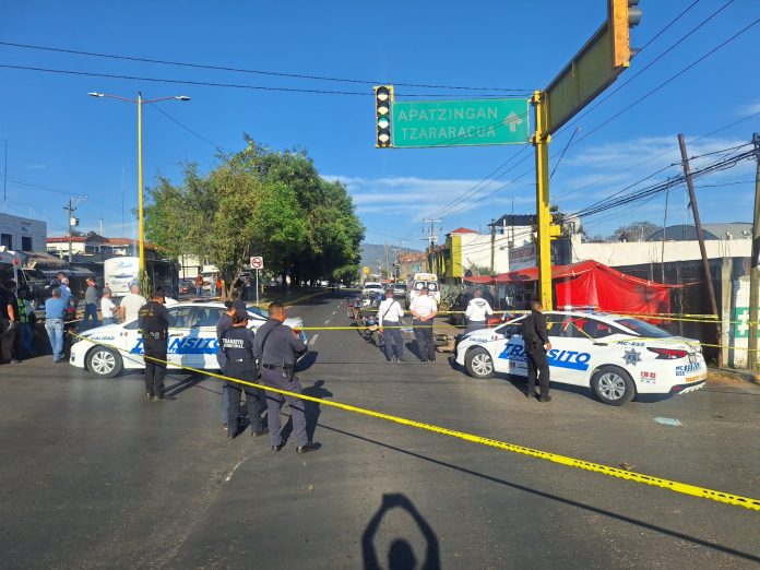 Camioneta embiste y mata a motociclista, en Uruapan Camioneta embiste y mata a motociclista, en Uruapan
