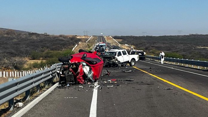 Un muerto y dos heridos graves, tras choque de frente, entre auto y camioneta