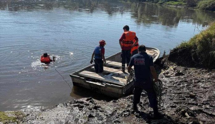 Bomberos Zitácuaro y buzos hallan cuerpo de joven ahogado en presa de Tuxpan