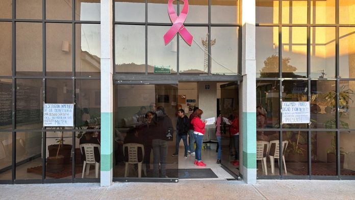 Con toma de oficinas, denuncian precariedad laboral en el Hospital de la Mujer