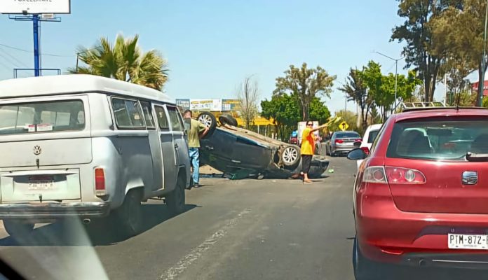 Auto vuelca en la Av. Morelos Norte de Morelia
