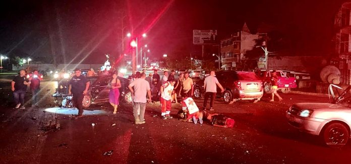Un menor muerto y cuatro lesionados, saldo de aparatosa carambola vehicular