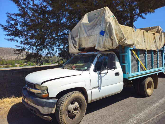 GC halla camioneta robada a la orilla de la Pátzcuaro-Morelia