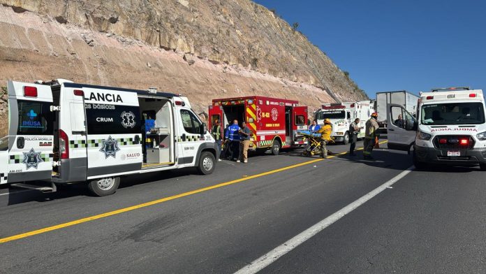 Dos tráilers protagonizaron un encontronazo sobre la autopista Pátzcuaro-Cuitzeo y uno de ellos comenzó a incendiarse,