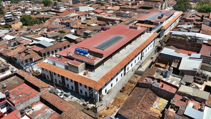 Poder de Base bloquea 7 carreteras en el estado Expone Bedolla beneficios del mercado de Pátzcuaro a exgobernadores