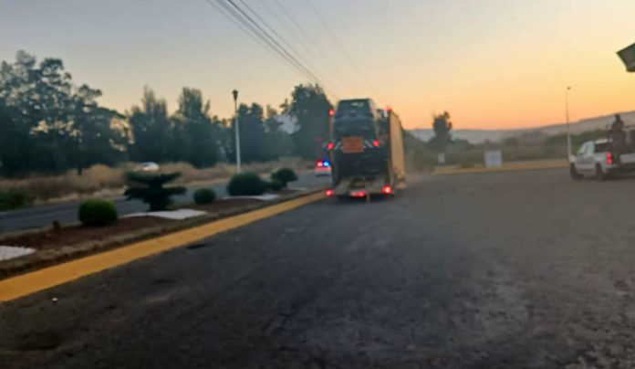 Delincuentes hieren a chofer de tráiler nodriza y roban vehículo nuevo, en la Pátzcuaro-Morelia