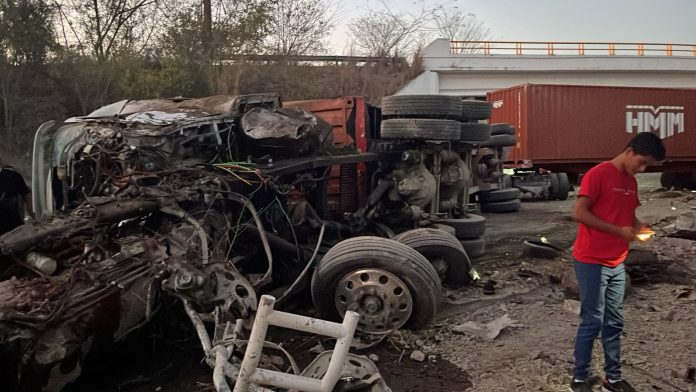 Cierre total en la autopista Siglo XXI por volcadura de tráiler