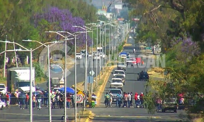 Poder de Base bloquea 7 carreteras en el estado
