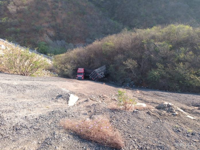 Dos accidentes con tráileres involucrados, en distintos puntos de la Autopista Siglo XXI