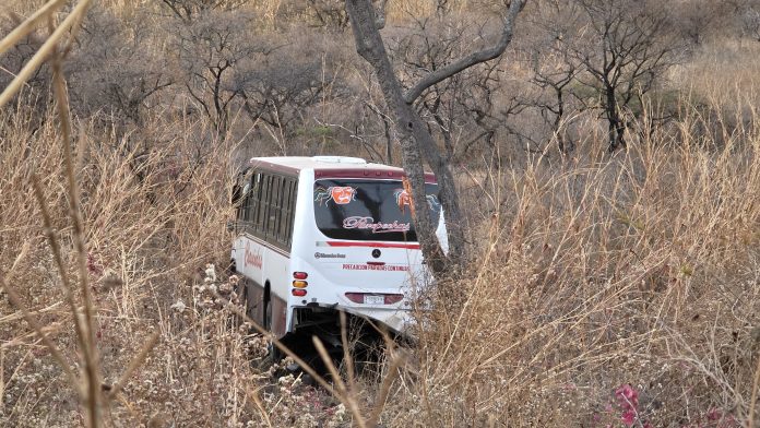 Camión de pasajeros se va un desnivel en la carretera Jacona - Jiquilpan