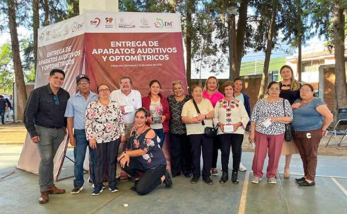 Reciben adultos mayores de Quiroga aparatos auditivos y optométricos