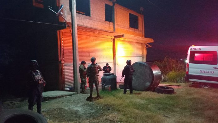 Hombre muere ahogado en un barril con agua en Lázaro Cárdenas