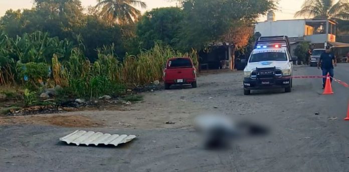 Abandonan cadáver decapitado en Coahuayana