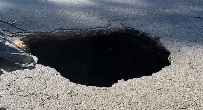 Alertan por socavón en la carretera libre Uruapan – Lombardía