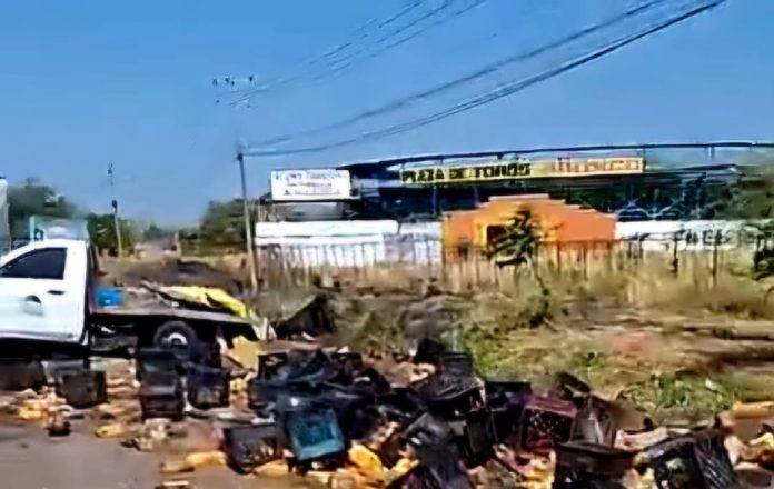 Se accidenta camioneta cargada con jugos en la carretera Apatzingán – Cuatro Caminos