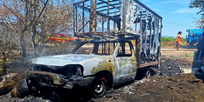 Un grupo de delincuentes por la fuerza despojó a los ocupantes de una camioneta de reparto de su unidad,