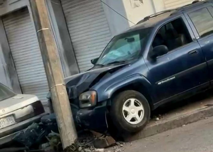 Choque vehicular deja sin energía eléctrica varias colonias en Uruapan