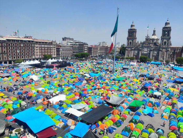 Pese a compromiso presidencial, CNTE se plantó en el Zócalo de la CDMX