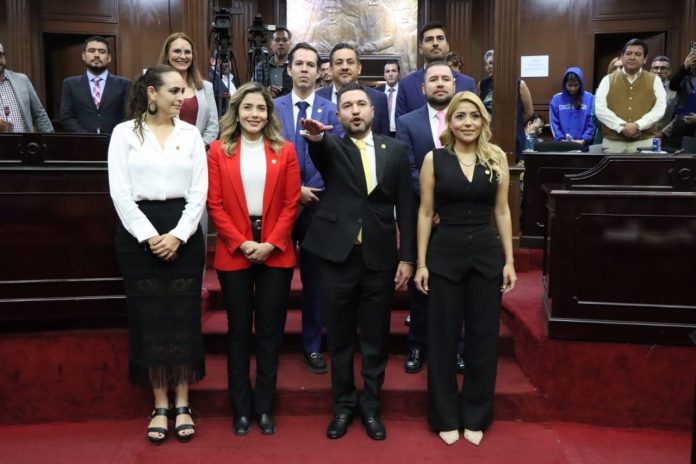 En cuanto a su permanencia como diputado, Elder Valencia Soto aclaró que no existe un plazo definido, ya que los tiempos dependen de la dinámica interna del PRD.