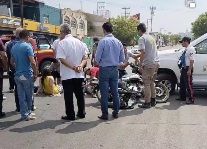 Pareja queda herida al ser atropellada por camioneta de la Arquidiócesis de Apatzingán