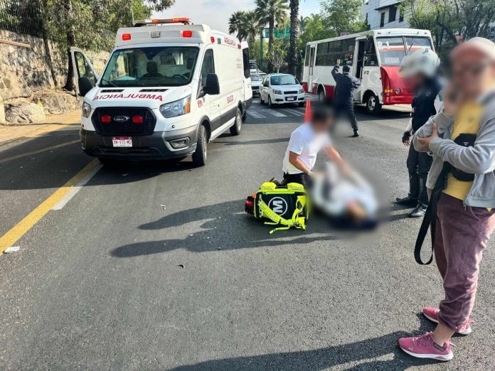 Una transeúnte quedó lesionada tras ser impactada por un vehículo sobre el Periférico Paseo de la República,