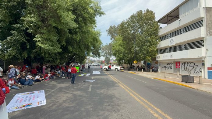 Sindicalizados instalan plantón frente a la Dirección de Telebachillerato en Morelia