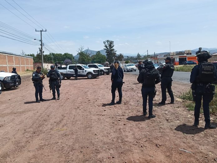 Aseguran vehículo tras reporte de enfrentamiento en Irimbo Aseguran vehículo tras reporte de enfrentamiento en Irimbo