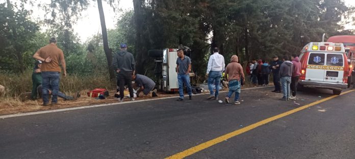Lesionados 12 cortadores de aguacate al chocar contra camión y volcar su camioneta