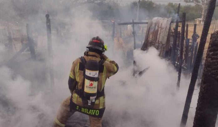 Arde casa de madera en la colonia El Polvorín, Morelia Arde casa de madera en la colonia El Polvorín, Morelia