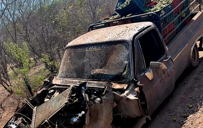 Camioneta limonera acaba destrozada tras estallido de mina improvisada en Apatzingán