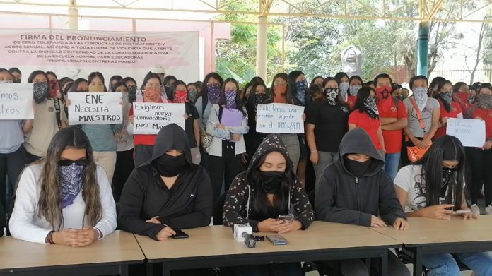 Denuncian falta de docentes en la Normal de Educadoras