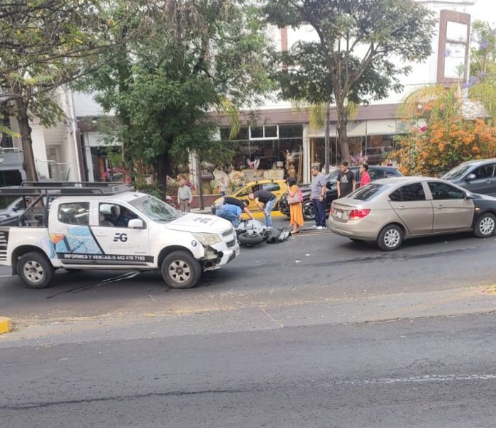 Un motociclista resultó lesionado tras estrellarse contra el costado izquierdo de una camioneta sobre la avenida Camelinas,