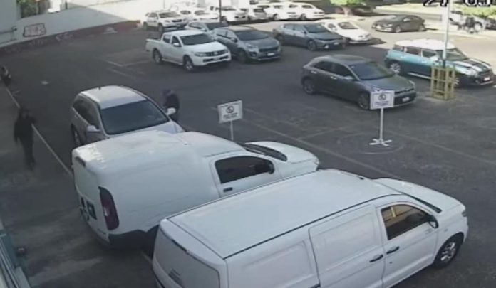 Roban camioneta al Diputado Local, Conrado Paz, en Uruapan