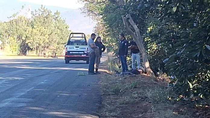 La mañana de este jueves, fue localizado a la orilla de la carretera Uruapan - Peribán el cuerpo sin vida de un adolescente,