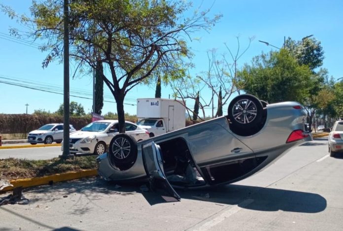 Un herido al volcar auto en el Boulevard Industrial, en Uruapan