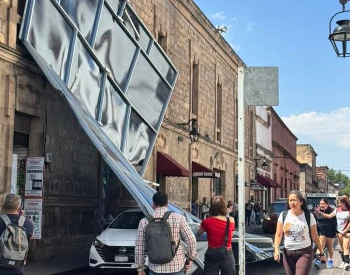 Cae techumbre de aluminio y policarbonto en el Centro Histórico de Morelia