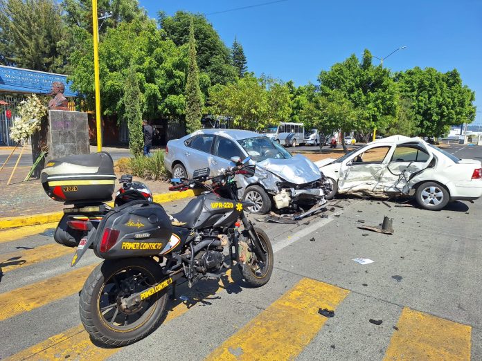 Un muerto y 3 heridos tras brutal choque y volcadura, en la Avenida Latinoamericana