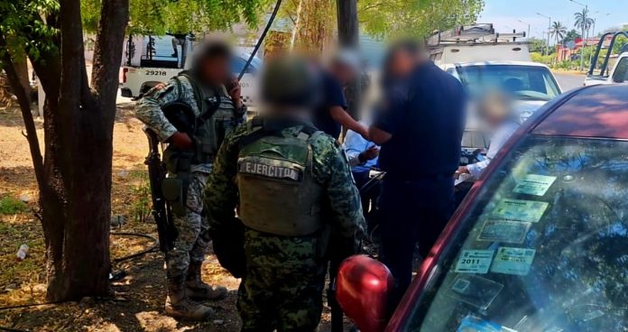 Hombres armados retienen a empleados de Telmex y les roban una camioneta, en Apatzingán