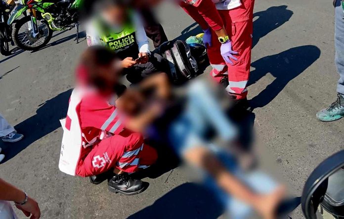 Motociclista es impactado por auto en Calz. Ventura Puente de Morelia